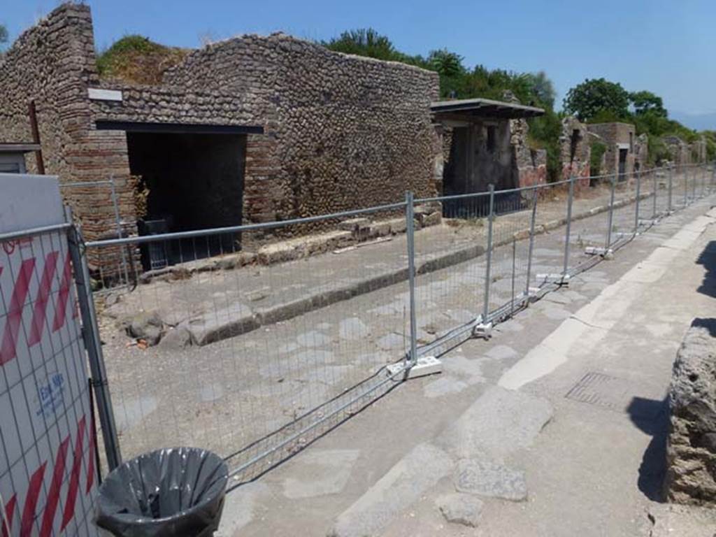 Via dell’Abbondanza, north side. June 2012. Looking east along III.5, from near junction.
Photo courtesy of Michael Binns.
