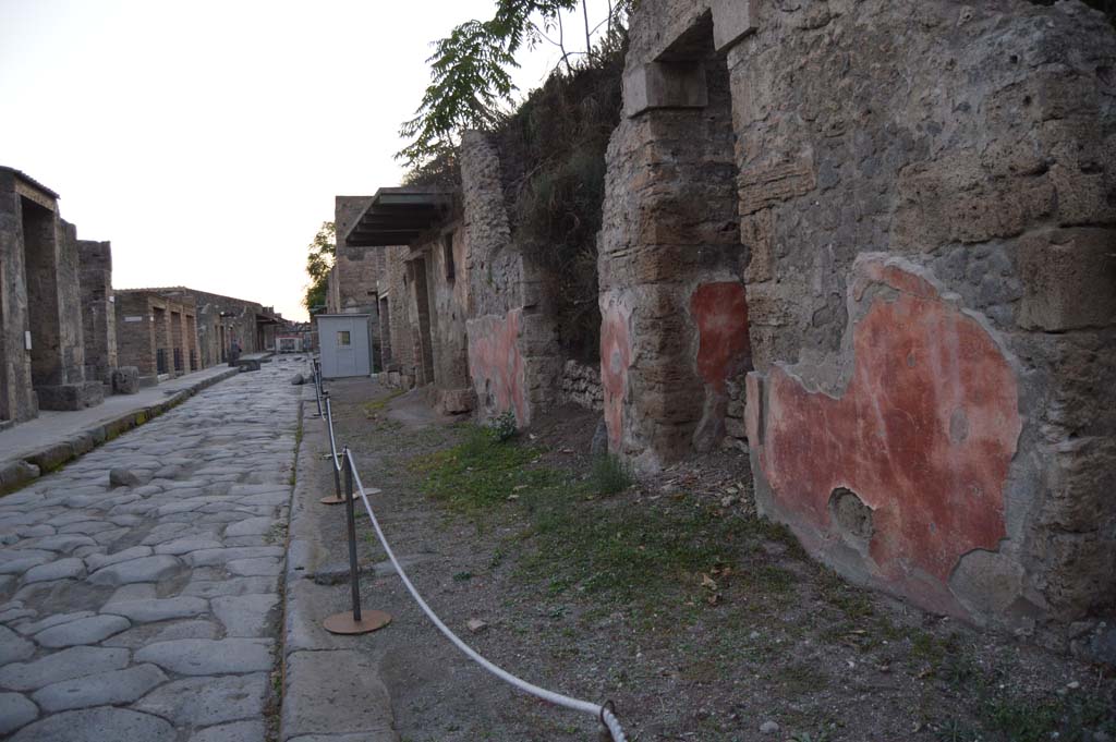 Via dell’Abbondanza, north side, Pompeii. October 2017. Looking west along Insula III.5, from III.5.5, on right.
Foto Taylor Lauritsen, ERC Grant 681269 DÉCOR.
