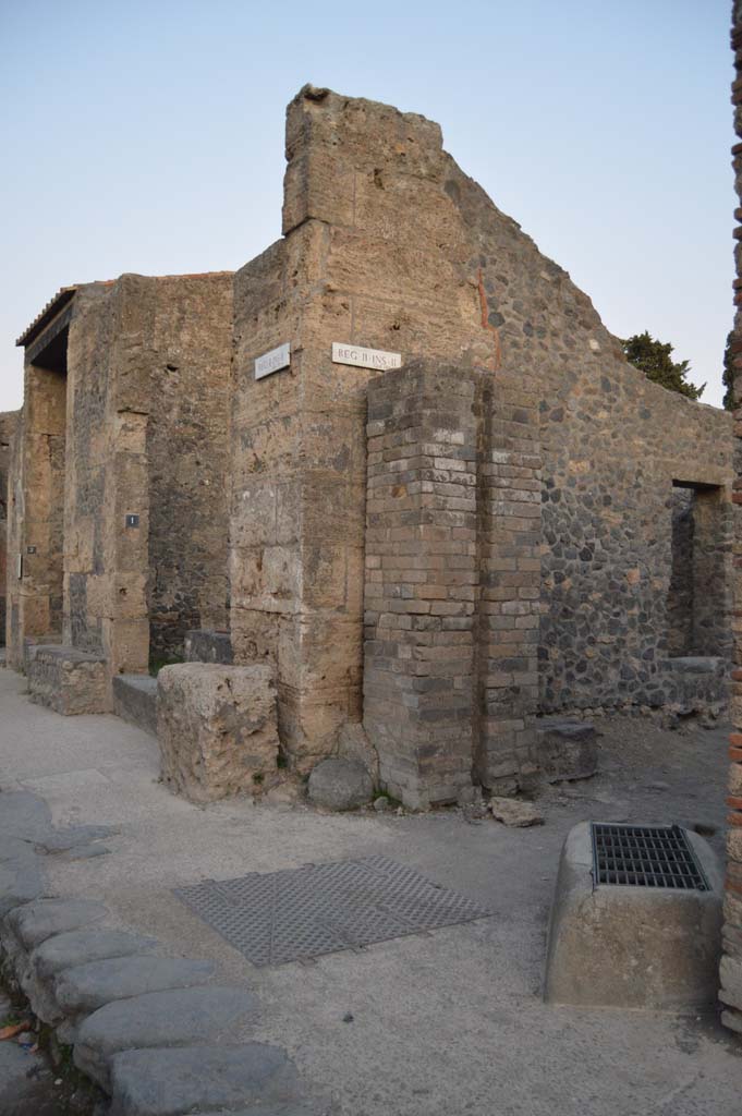 Via dell’Abbondanza, south side, Pompeii. October 2017. Looking from II.2.1, on right, towards II.2.3, on left.
Foto Taylor Lauritsen, ERC Grant 681269 DÉCOR
