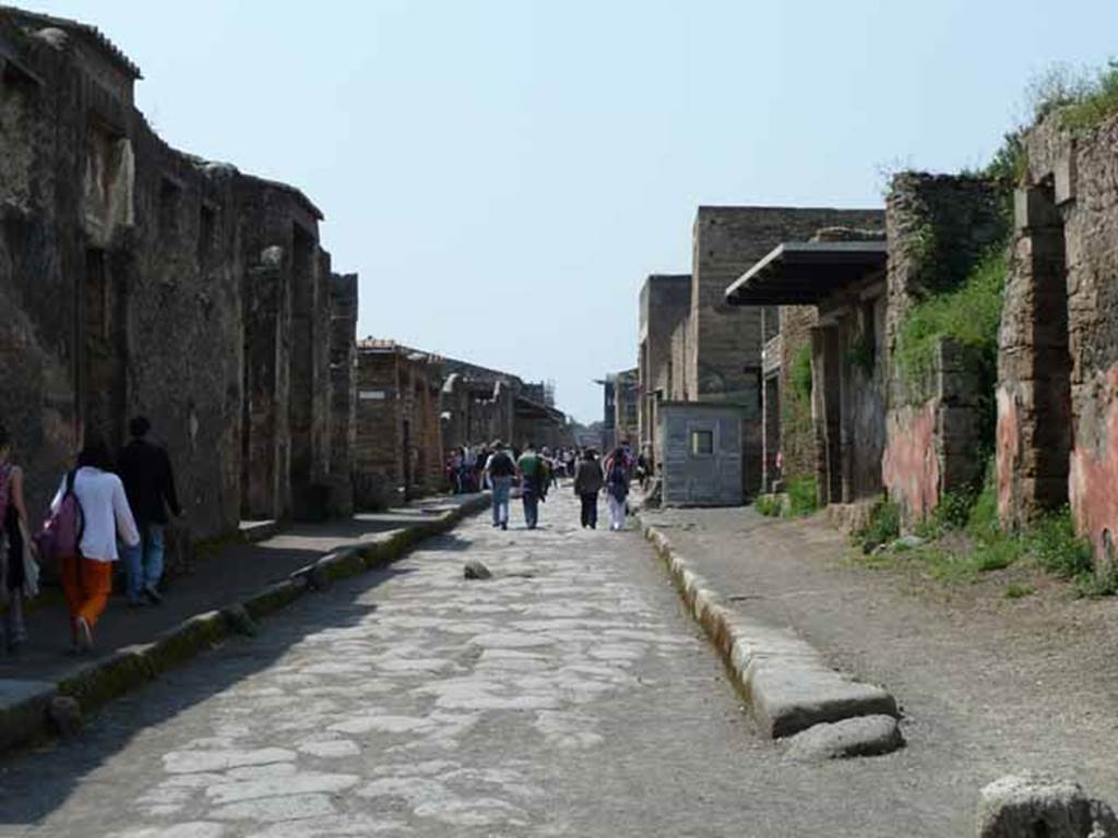 Via dell’Abbondanza, Pompeii. October 2017. Looking west between II.3.4 on left, and III.5.4 on right.
Foto Taylor Lauritsen, ERC Grant 681269 DÉCOR
