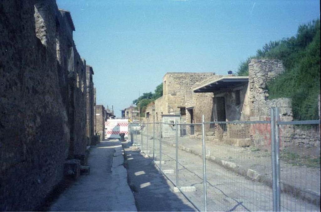 Via dell’Abbondanza, May 2010. Looking west between II.2 and III.5, from junction.