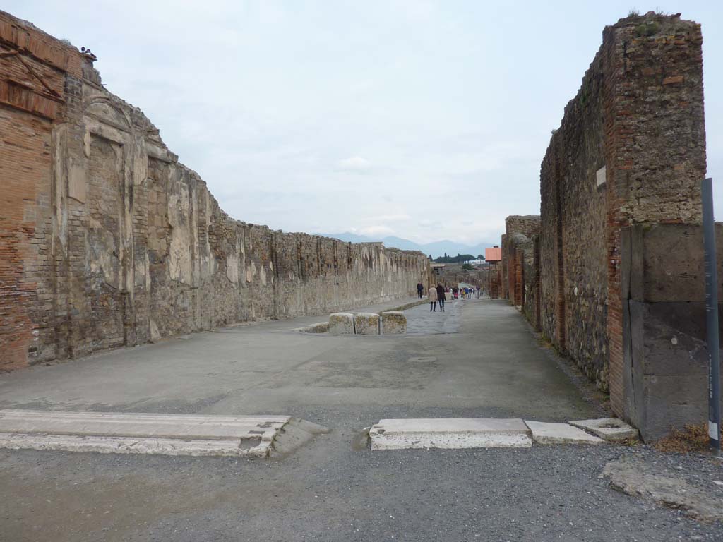 Via dell’Abbondanza, Pompeii. March 2014. Looking east between VII.9 and VIII.3 from Forum.
Foto Annette Haug, ERC Grant 681269 DÉCOR.
