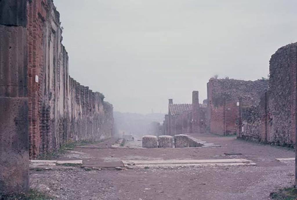 Via dell’Abbondanza, Pompeii. November 1966. Looking east from Forum. Photo courtesy of Rick Bauer.
