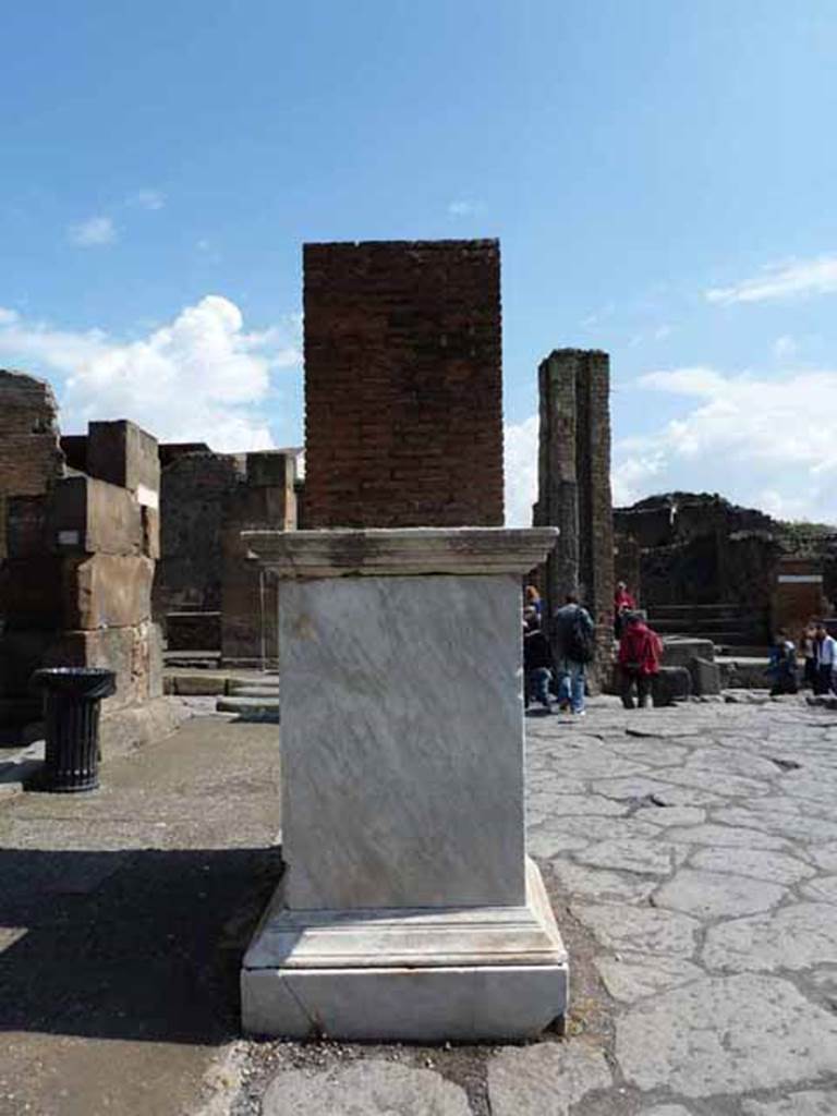Via dell’Abbondanza, outside VII.1.12 Pompeii. May 2010. 
Base of statue for M. Holconius Rufus on north side of Via dell’Abbondanza.
