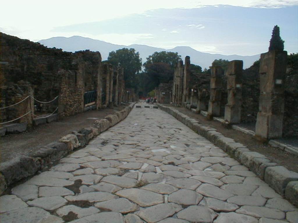 Via Stabiana between I.4 and VIII.4. Looking south from Holconius crossroads. September 2004.