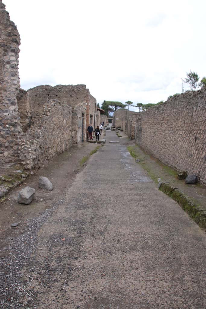 Via di Castricio, Pompeii. October 2020.
Looking east between I.7, on left and I.19, on right, during the year of the pandemic.
Photo courtesy of Klaus Heese.
