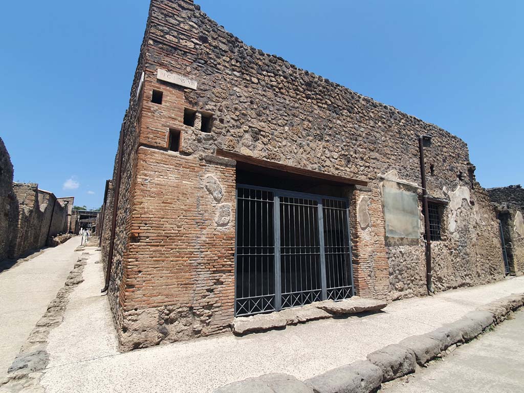 Via di Castricio, north side, Pompeii. July 2021. 
Looking north at junction towards Vicolo dell’Efebo, on left, with doorway of I.8.15, in centre. 
Foto Annette Haug, ERC Grant 681269 DÉCOR.
