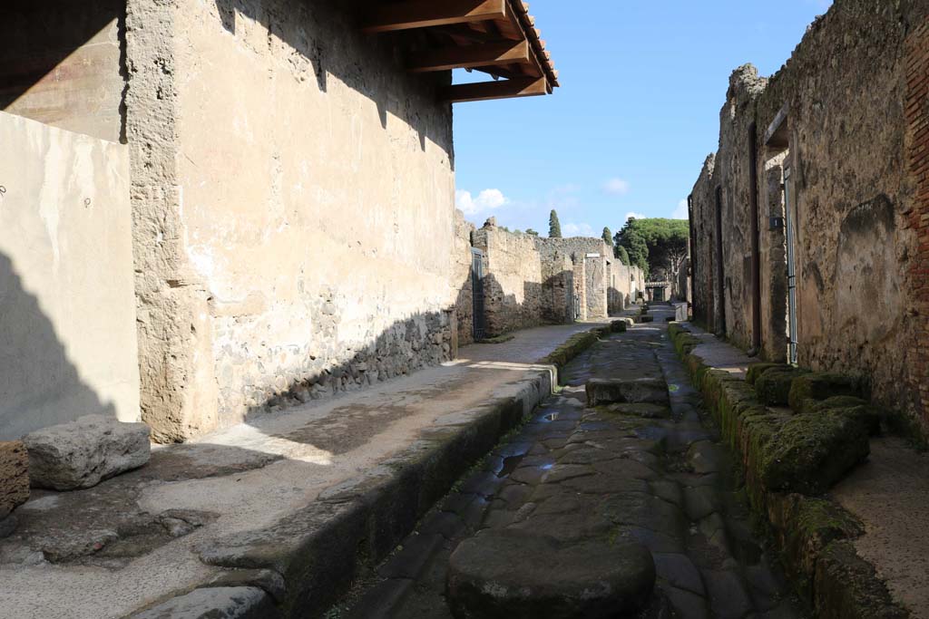 Via di Castricio, Pompeii. December 2018.  Looking east from junction with unnamed roadway. Photo courtesy of Aude Durand.