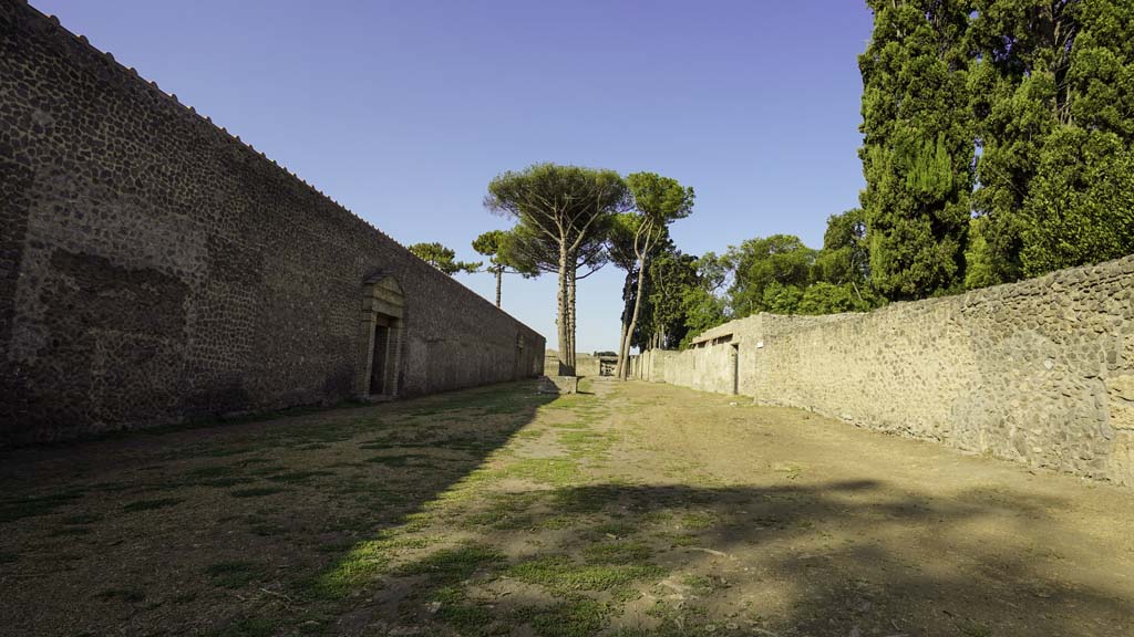 Via di Castricio, Pompeii. August 2021. Looking west between II.7 and II.4, with II.7.6, on left. Photo courtesy of Robert Hanson.