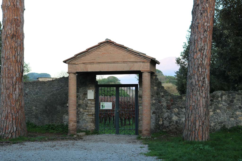 Via di Castricio, Pompeii. December 2018. Entrance doorway at II.5.5 Pompeii. Photo courtesy of Aude Durand.