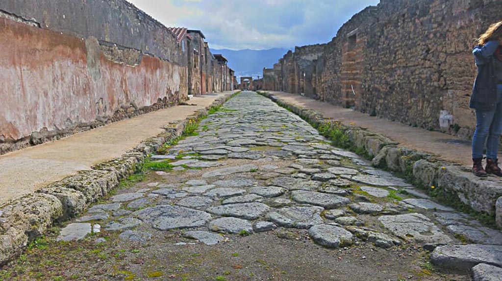 Via di Mercurio, Pompeii. 2017/2018/2019. Looking south from northern end. Photo courtesy of Giuseppe Ciaramella.