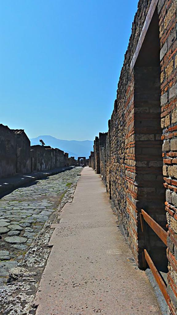 Via di Mercurio, west side, Pompeii. 2015/2016.
Looking south. Photo courtesy of Giuseppe Ciaramella.
