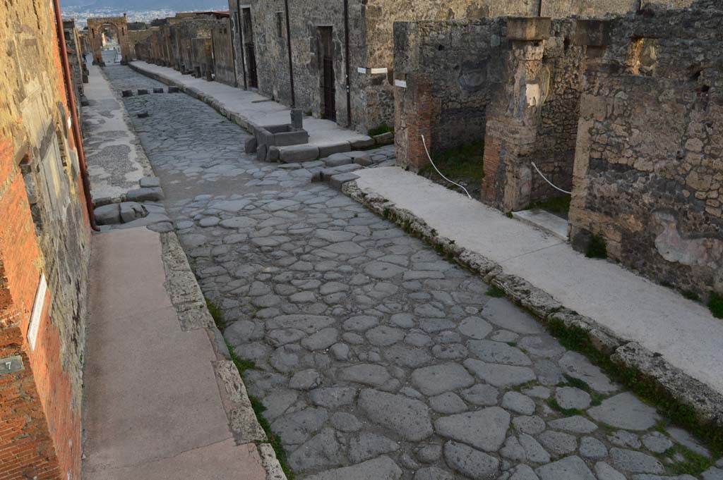 Via di Mercurio, Pompeii. March 2019. Looking south towards junction with Vicolo di Mercurio, seen on left, and right near fountain.
Foto Taylor Lauritsen, ERC Grant 681269 DÉCOR.
