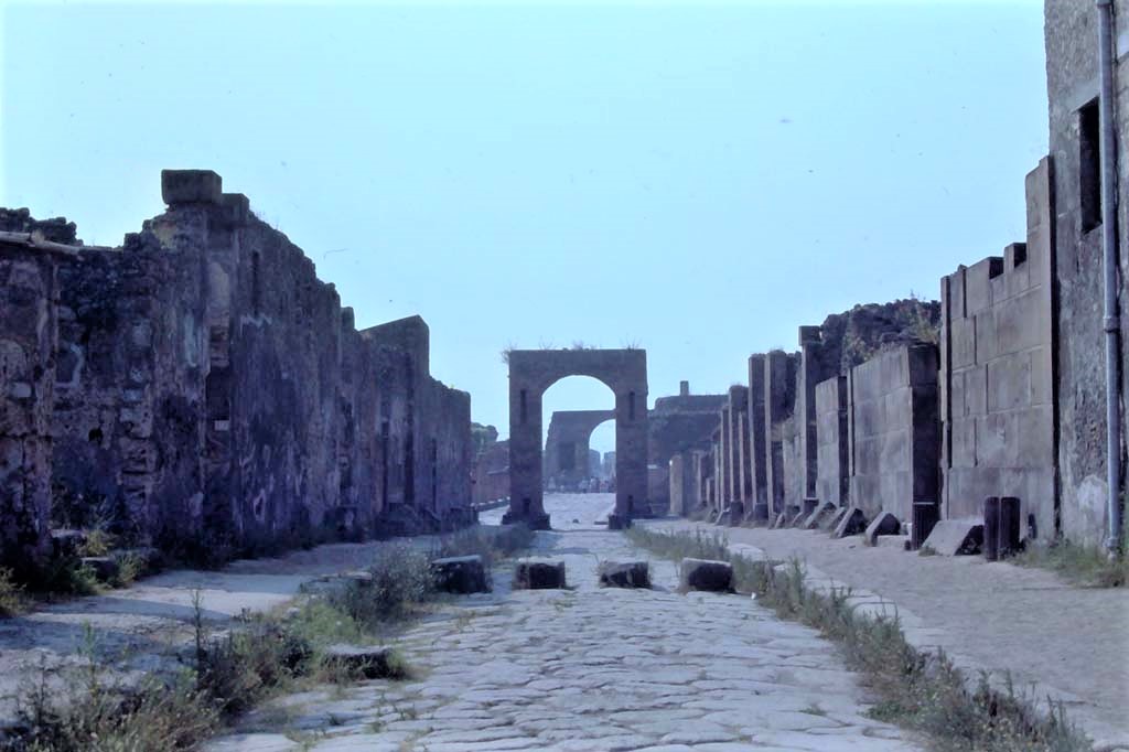 Via Mercurio, Pompeii, 8th August 1976. Looking south between VI.10 and VI.8.
Photo courtesy of Rick Bauer, from Dr George Fay’s slides collection.
