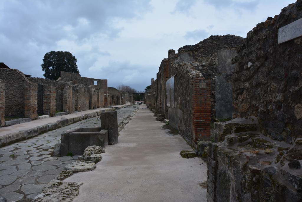 Via di Nola, Pompeii. March 2017. Looking east from IX.8.1, on right.
Foto Christian Beck, ERC Grant 681269 DÉCOR.

