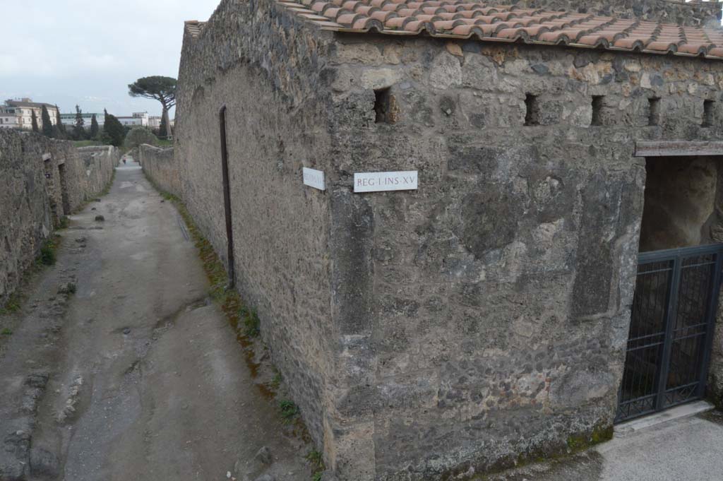 Vicolo dei Fuggiaschi, Pompeii. March 2019. 
Looking south from junction with Via di Castricio, on right, between I.14, on left and I.15, on right.
Foto Taylor Lauritsen, ERC Grant 681269 DÉCOR.
