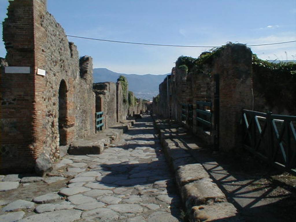 Vico dei Vettii between VI.16 and VI.15. Looking south from VI.16.23. September 2004.