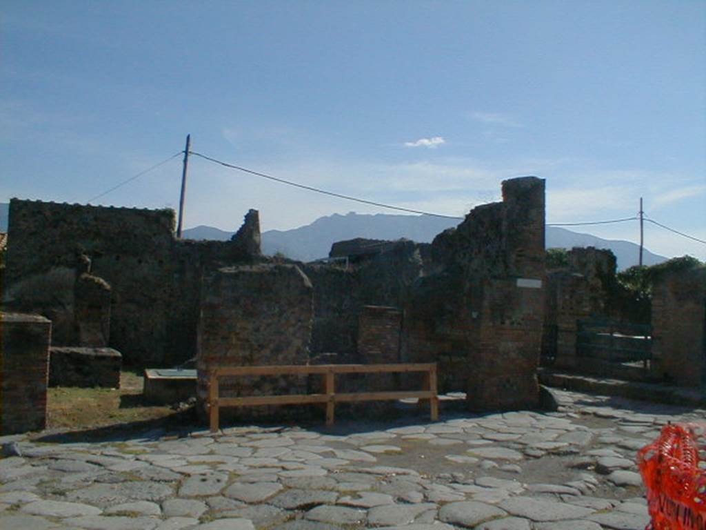 Vicolo dei Vettii Pompeii. September 2004. Junction with Via del Vesuvio on south side of water tower. 