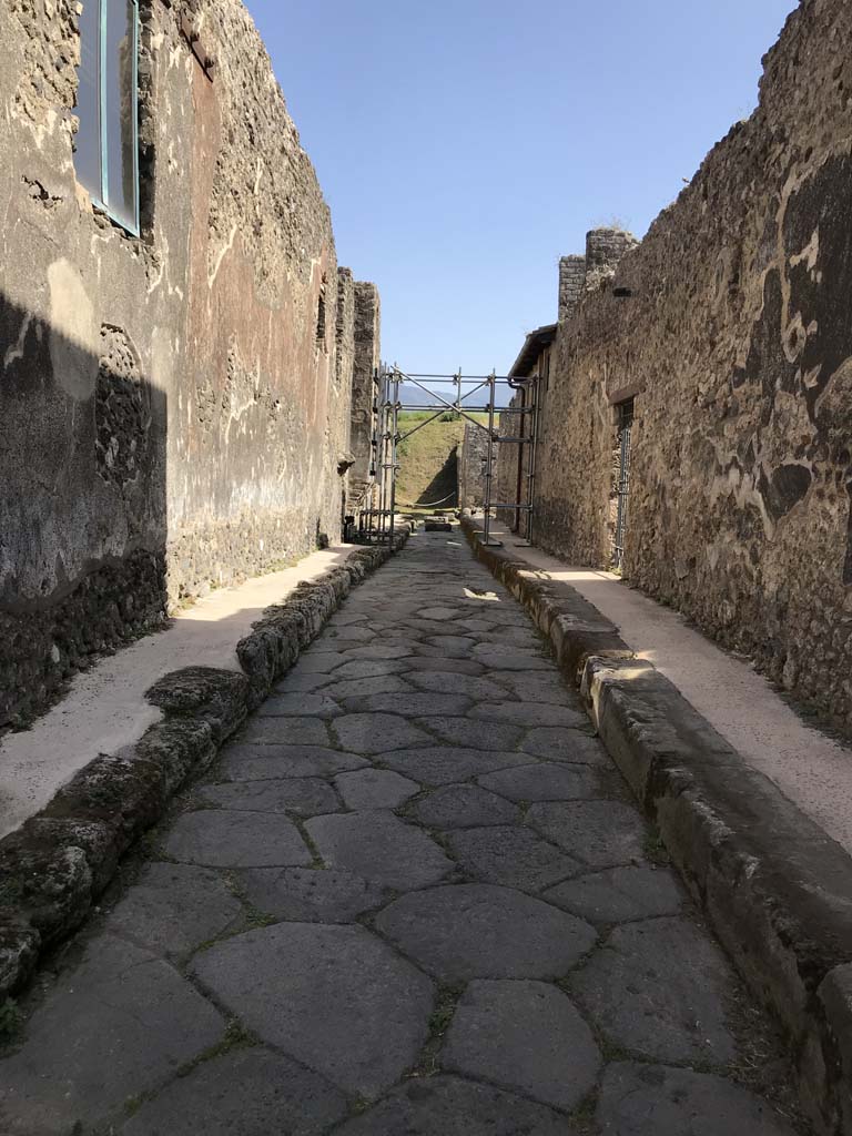 Vicolo del Centenario. April 2019. Looking south between IX.8, on left, and IX.5.13, on right. Photo courtesy of Rick Bauer.