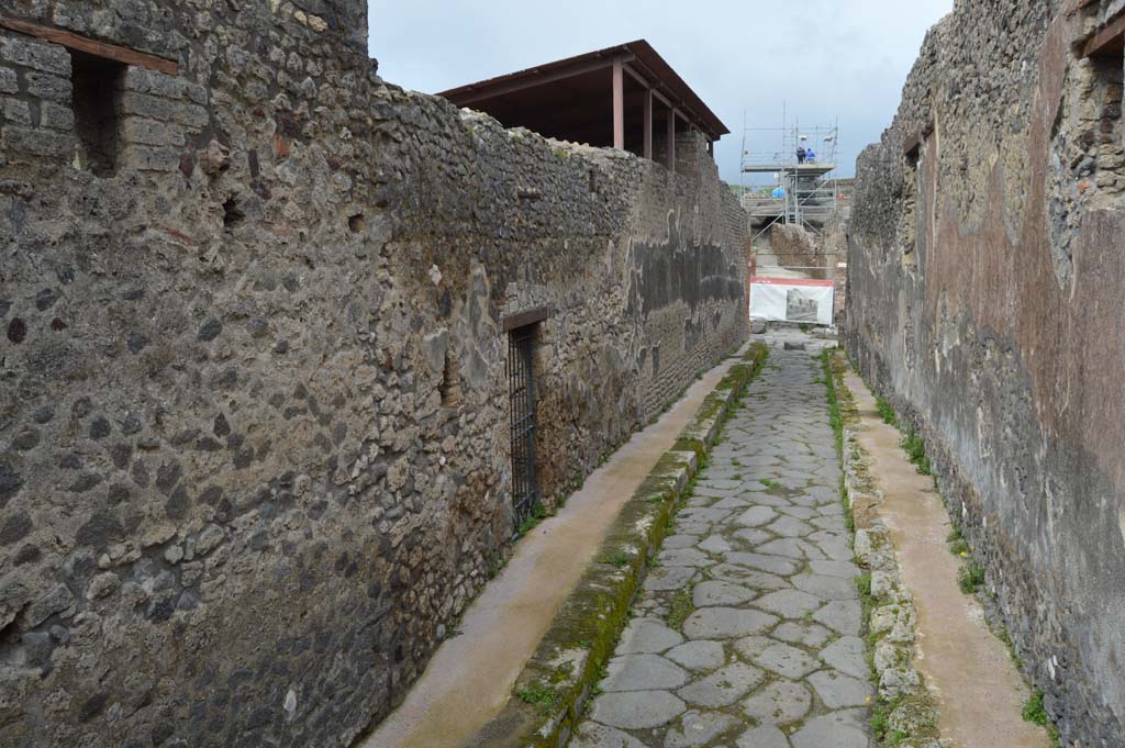 Vicolo del Centenario, Pompeii. March 2018. Looking north from between IX.5.13, on left, and IX.8, on right.
Foto Taylor Lauritsen, ERC Grant 681269 DÉCOR.
