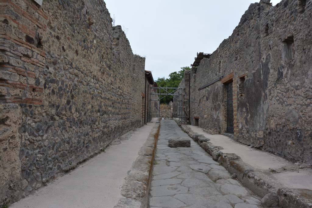 Vicolo del Centenario, Pompeii. May 2017. Looking north between IX.5 and IX.8, with doorway at IX.8.a, on right.
Foto Christian Beck, ERC Grant 681269 DÉCOR.
