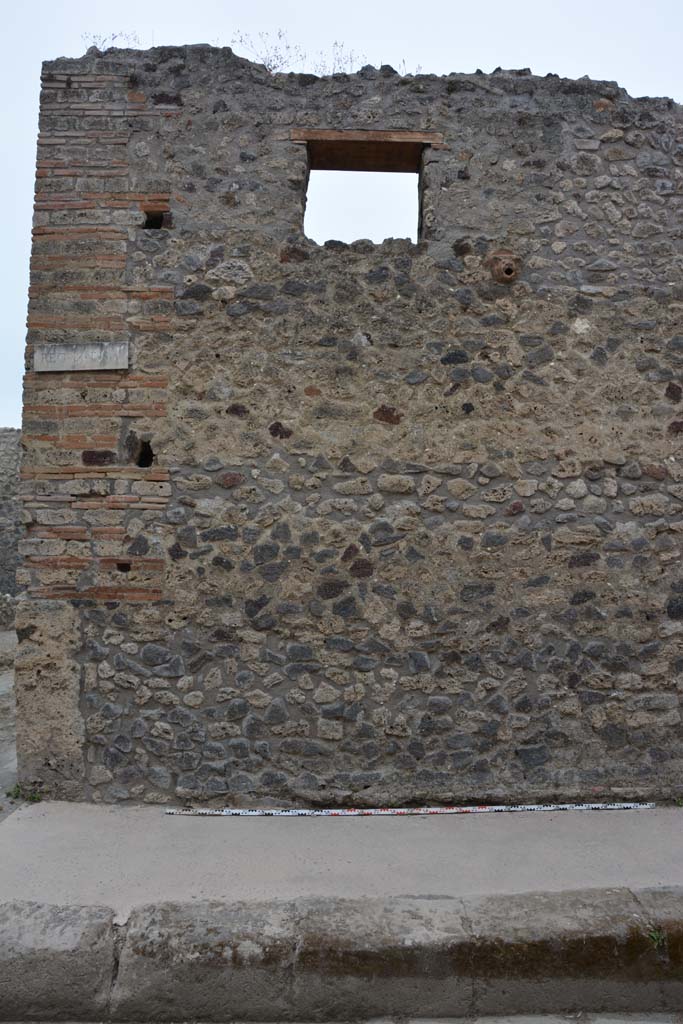 Vicolo del Centenario, west side, Pompeii. May 2017. 
Upper exterior wall of IX.5.16, looking west.
Foto Christian Beck, ERC Grant 681269 DÉCOR.
