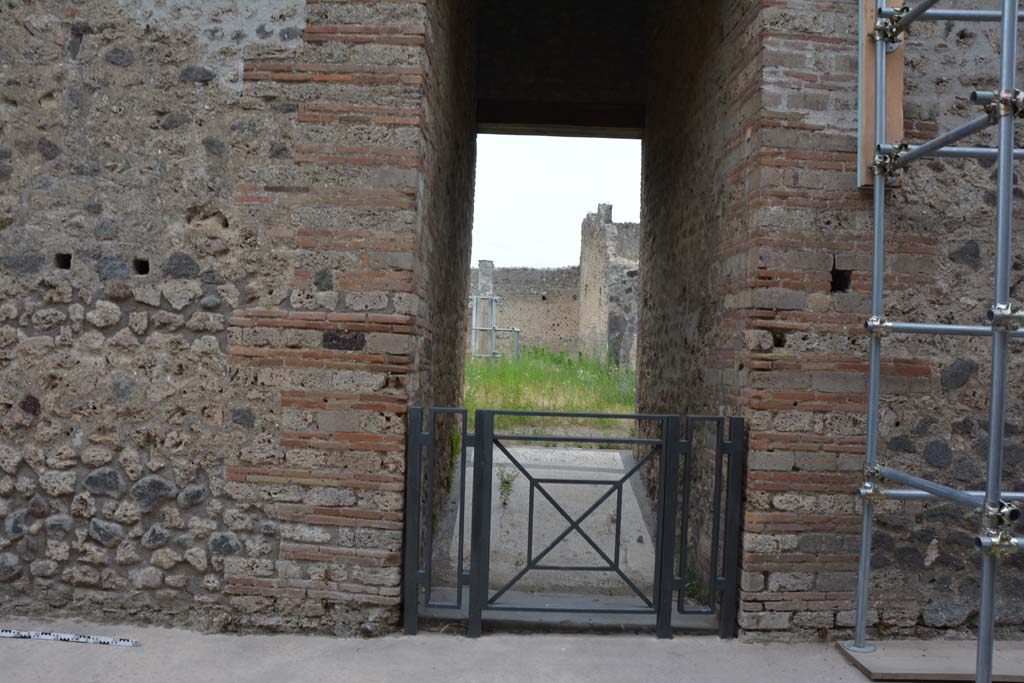 Vicolo del Centenario, west side, Pompeii. May 2017. Entrance doorway to IX.5.14, cont’d.
Foto Christian Beck, ERC Grant 681269 DÉCOR.

