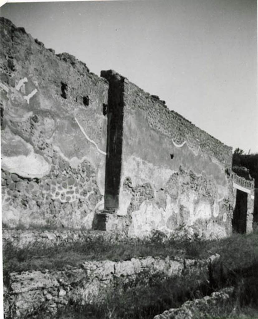 Vicolo del Conciapelle. 1935 photo taken by Tatiana Warscher. Looking along front faade of I.2.24 towards doorway at north-east end of Vicolo at 1.2.23.  
See Warscher T., 1936. Codex Topographicus Pompeianus: Regio I.2. (no. 42b), Rome: DAIR, whose copyright it remains.
