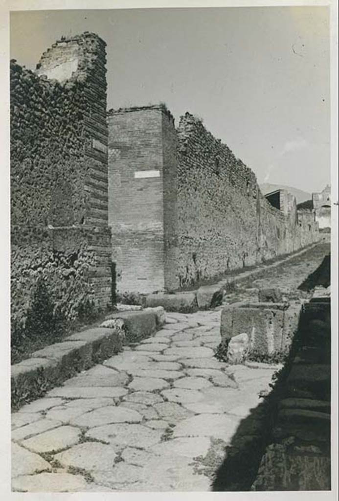 Vicolo del Labirinto, Pompeii. March 1939. Looking north-west towards the junction with Vicolo di Mercurio, from near fountain at VI.13.17.  Photo courtesy of Rick Bauer.
