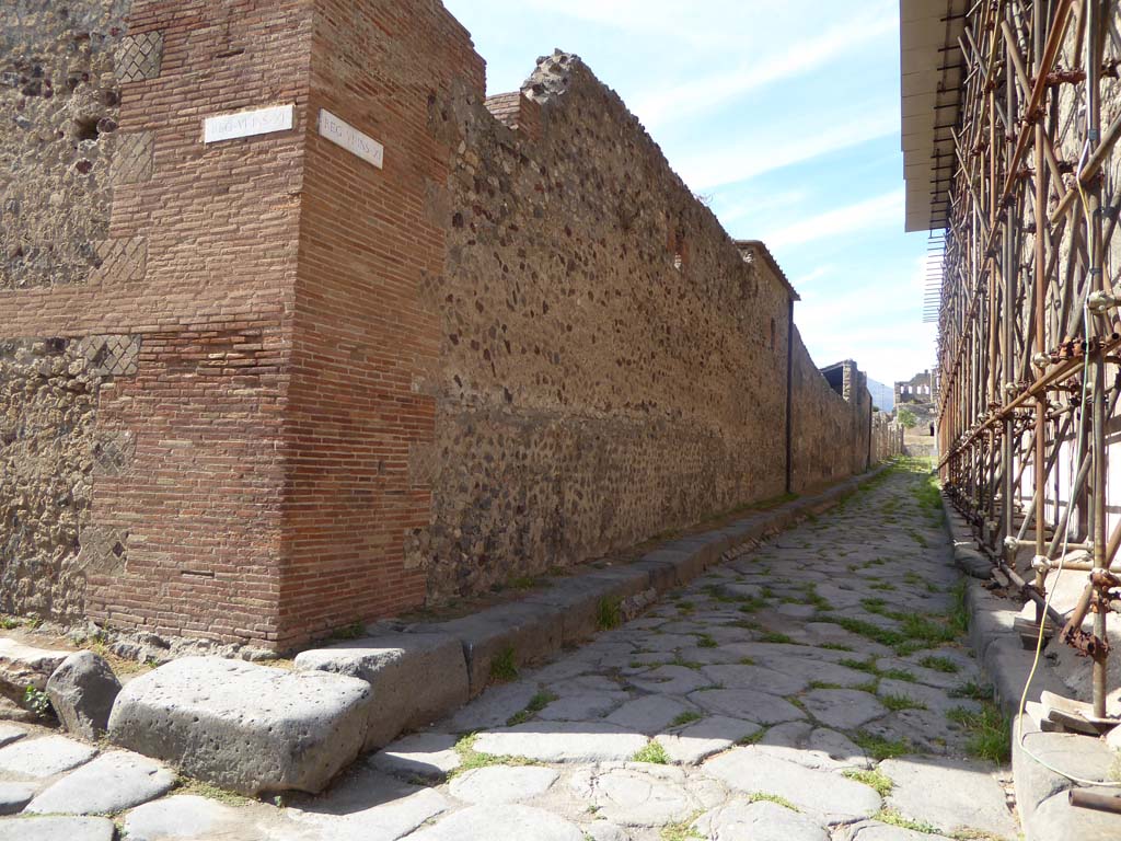 Vicolo del labirinto, Pompeii. September 2017. 
Looking north from junction with Vicolo di Mercurio, with VI.11.10, on left, and VI.15, on right.
Foto Annette Haug, ERC Grant 681269 DÉCOR
