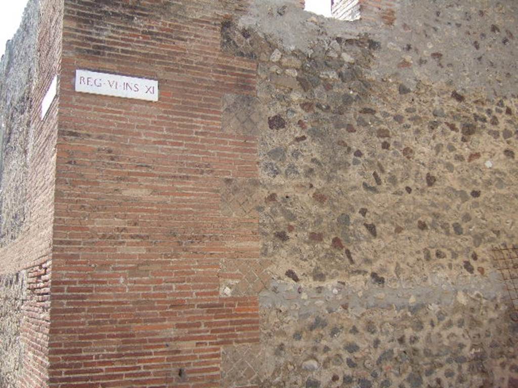 South-east exterior corner of VI.11.10, Pompeii. September 2005.