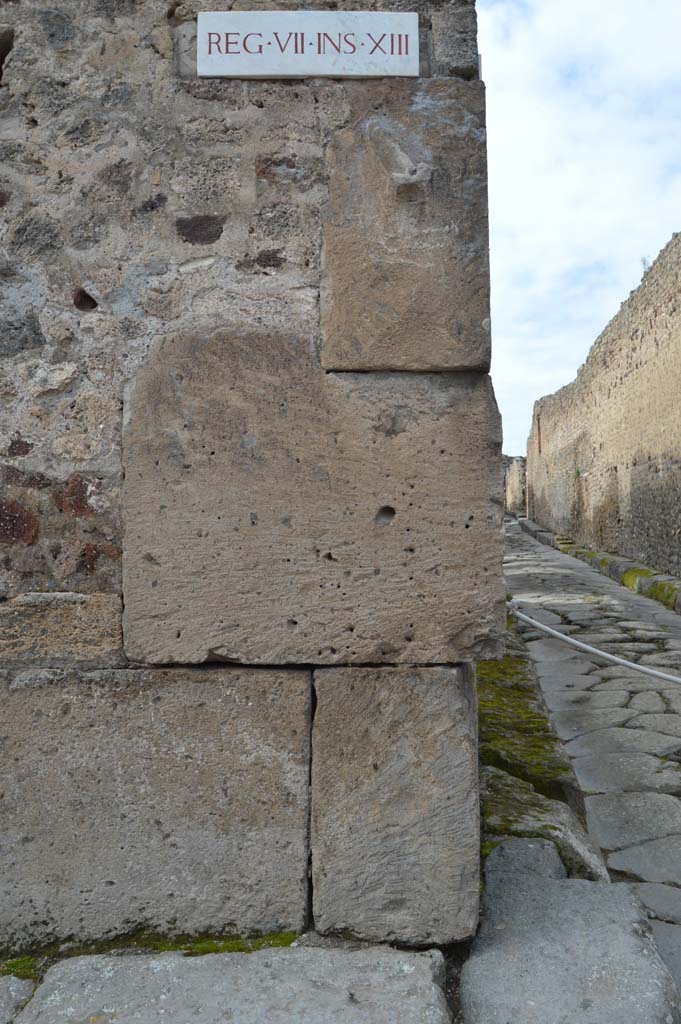 Vicolo della Maschera, west side. March 2018. 
Detail of corner at junction with Vicolo degli Scheletri between VII.13 and VII.10, on right. 
Foto Taylor Lauritsen, ERC Grant 681269 DÉCOR.
