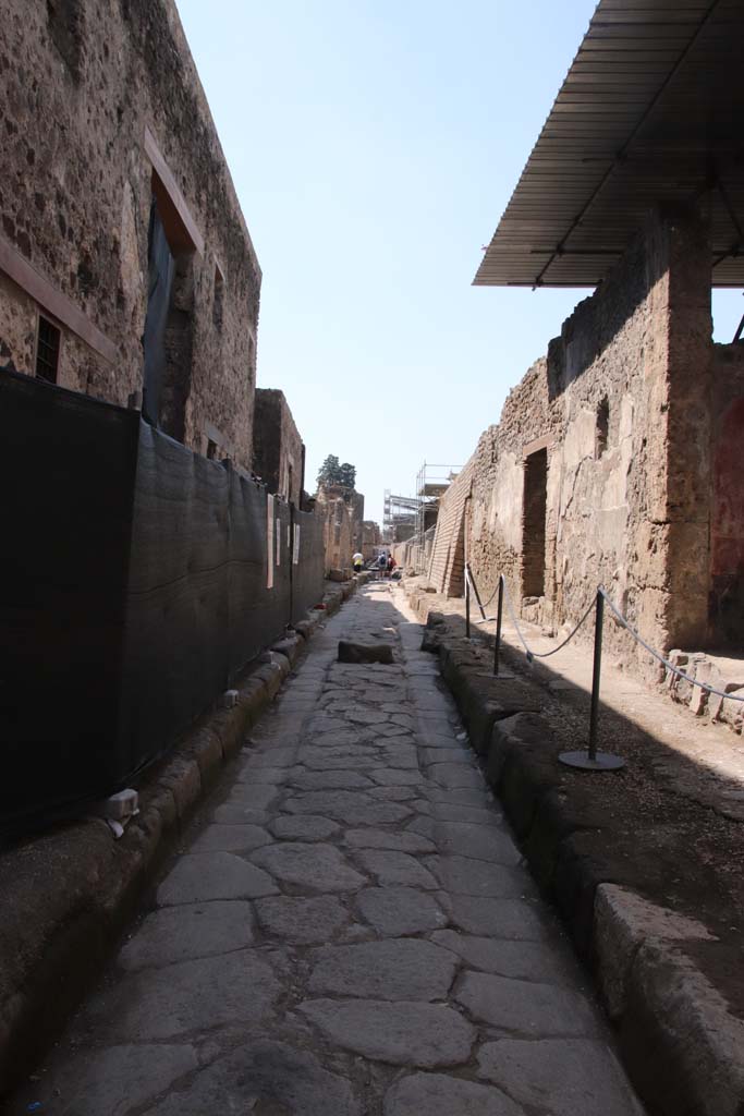 Vicolo delle Nozze d’Argento. March 2009. Looking towards east end of vicolo from junction with Vicolo di Cecilio Giocondo.  
In 2018 the blocked east end of the vicolo was excavated and now joins with the newly excavated Vicolo dei Balconi.
Note: May 2018. The area on the left may be known as “Casa degli Amorini”, in future.
