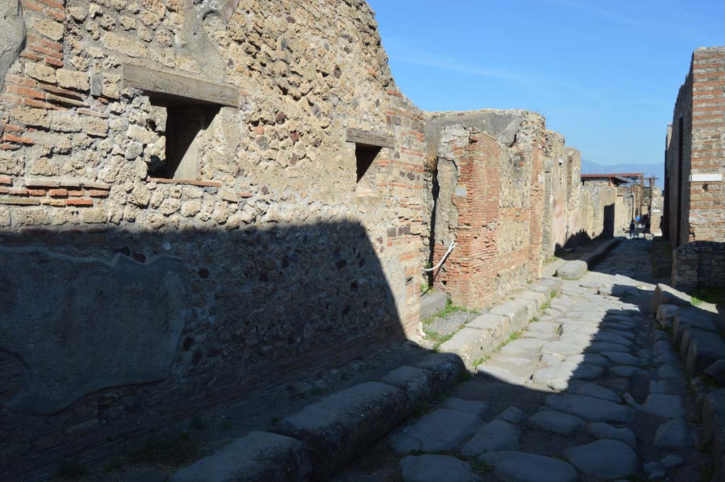 Vicolo di Mercurio, Pompeii. October 2017. Looking east towards junction with Vicolo della Fullonica, from VI.5.15/16.
Foto Taylor Lauritsen, ERC Grant 681269 DÉCOR.

