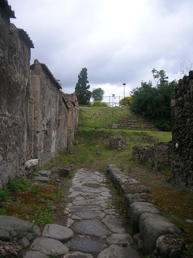 Vicolo di Narciso, Pompeii. May 2010. 
Looking north towards city wall agger, with VI.1.25/26 on left, and VI.2.17 and 18, on right. Photo courtesy of Ivo van der Graaff.

