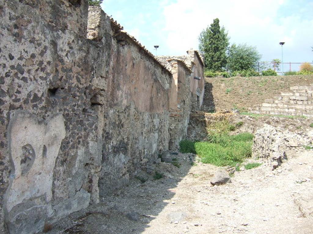 Vicolo di Narciso between VI.1 and VI.2. Looking north to city walls from near VI.1.25. September 2005.