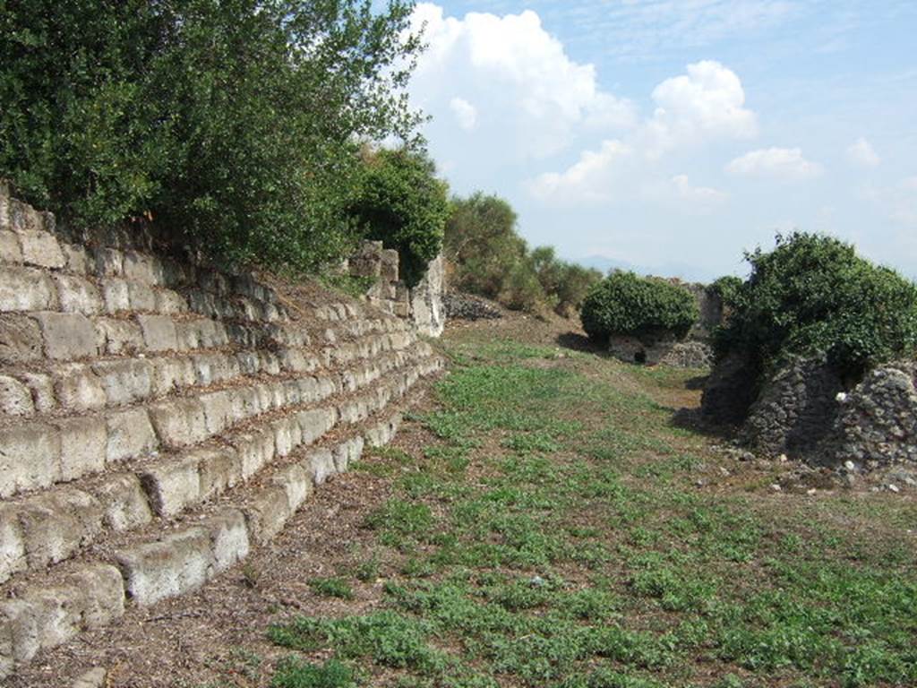 North end of Vicolo di Narciso. September 2005. Looking east from end of Vicolo along agger or ramparts of city wall behind VI.2. 
