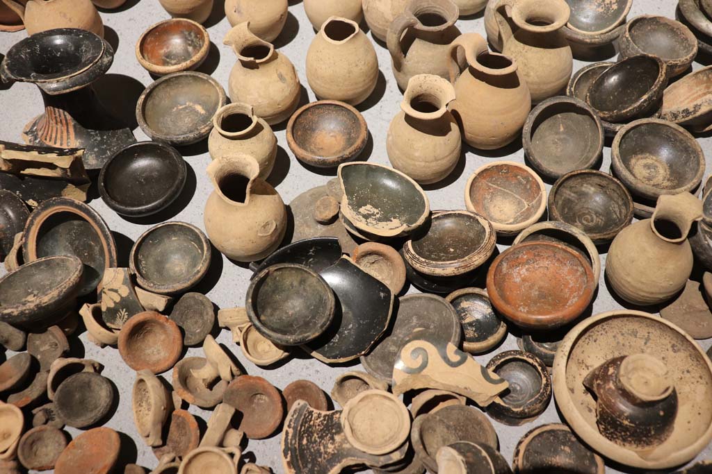 Santuario extraurbano del Fondo Iozzino. February 2021. 
Terracotta votive offerings: miniature chalices and small cups, small jugs and statuettes.
Photo courtesy of Fabien Bièvre-Perrin (CC BY-NC-SA).
