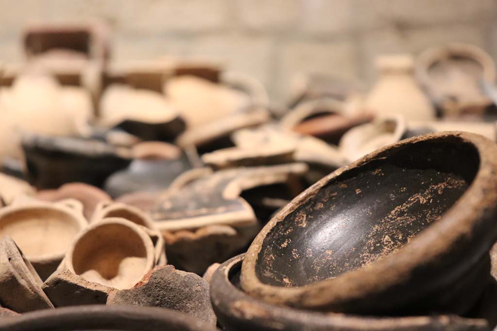 Santuario extraurbano del Fondo Iozzino. February 2021. 
Details of terracotta votive offerings: miniature chalices and small cups, small jugs and statuettes. 
Photo courtesy of Fabien Bièvre-Perrin (CC BY-NC-SA).
