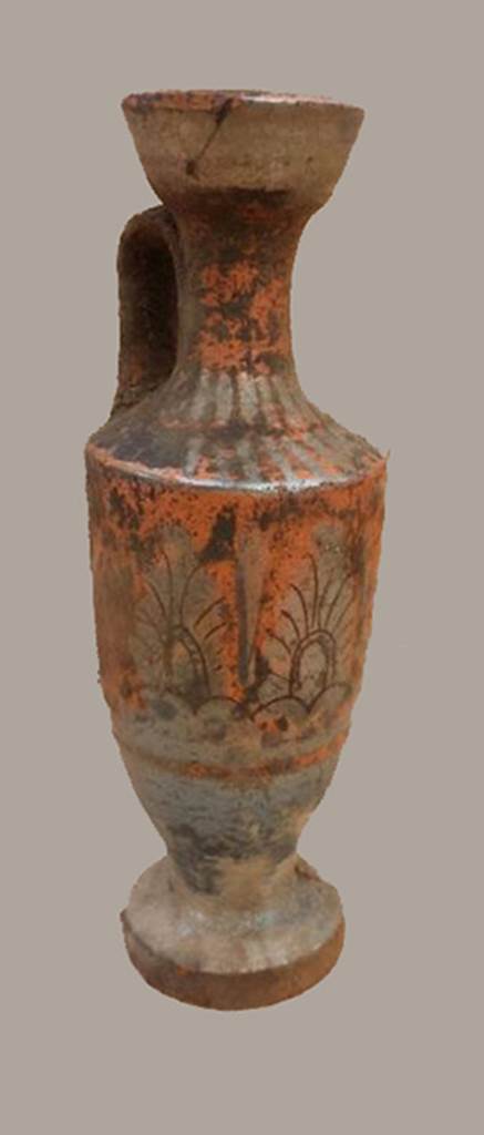 Santuario extraurbano del Fondo Iozzino. 2014. 
Perfume pot.

Vaso di profumo.

Photograph © Parco Archeologico di Pompei.

