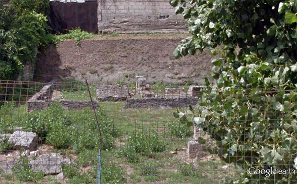Santuario extraurbano del fondo Iozzino. August 2012. Three small temples behind the inner wall. Photo courtesy of Google Earth.