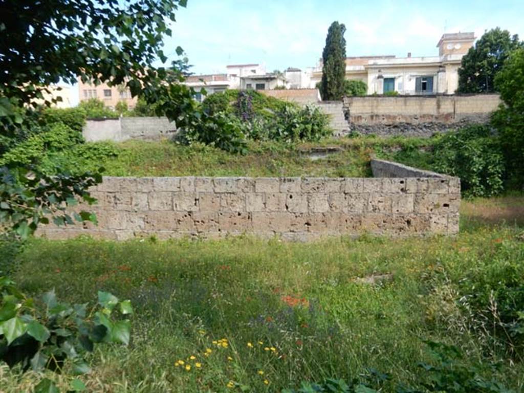Santuario extraurbano del Fondo Iozzino. May 2018. Sarno limestone outer wall, four blocks high.
Photo courtesy of Buzz Ferebee.
