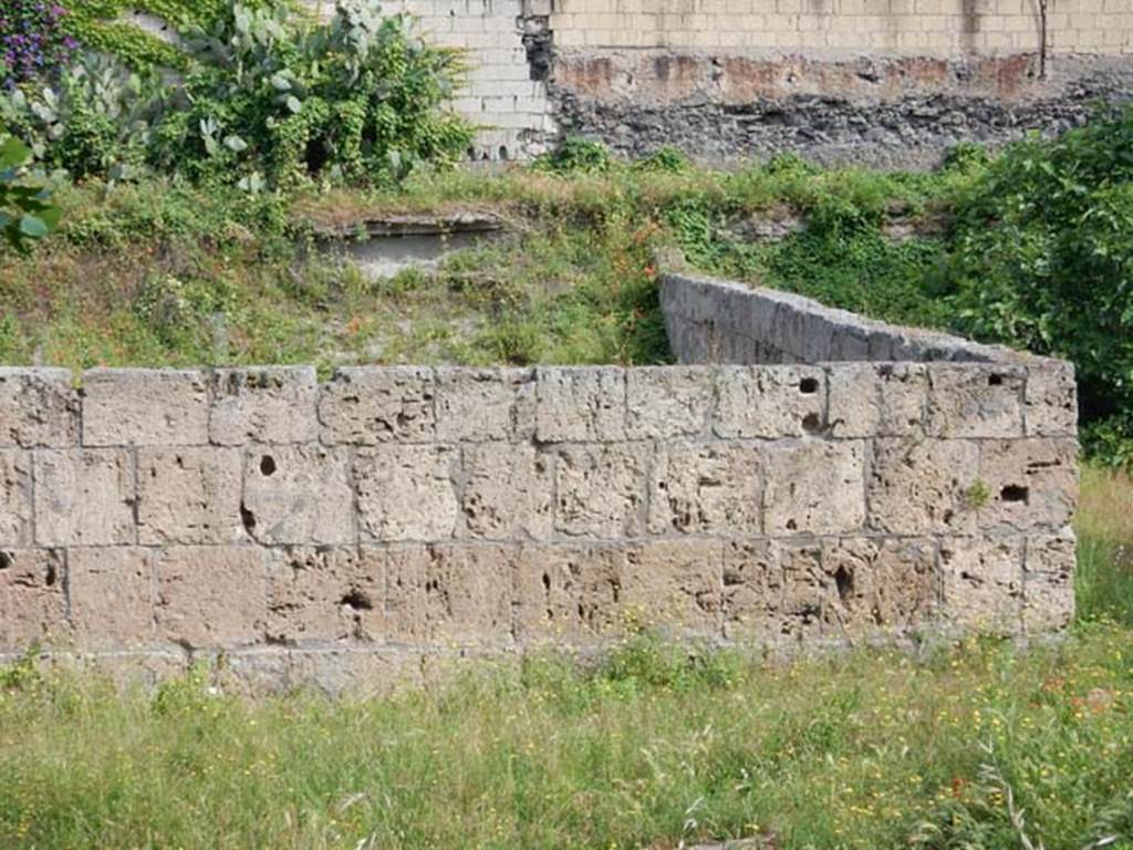 Santuario extraurbano del Fondo Iozzino. May 2018. Sarno limestone outer wall, south-east corner.
Photo courtesy of Buzz Ferebee.
