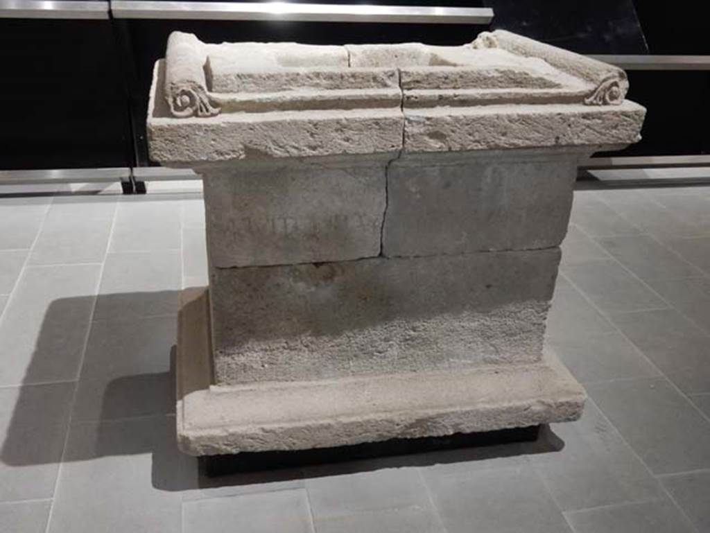 Tempio dionisiaco in località Sant’Abbondio di Pompei. May 2018. Altar on display in Pompeii Antiquarium.
Photo courtesy of Buzz Ferebee.

