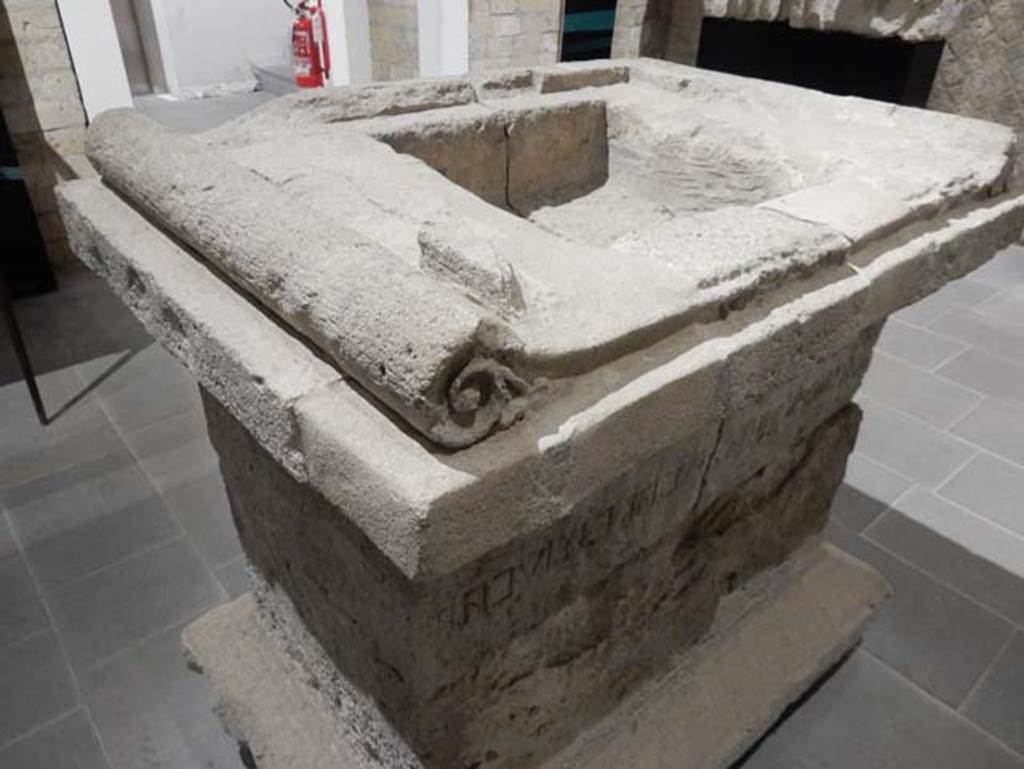 Tempio dionisiaco in località Sant’Abbondio di Pompei. May 2018. Altar rear showing scrolls and basin on top.
Photo courtesy of Buzz Ferebee.
