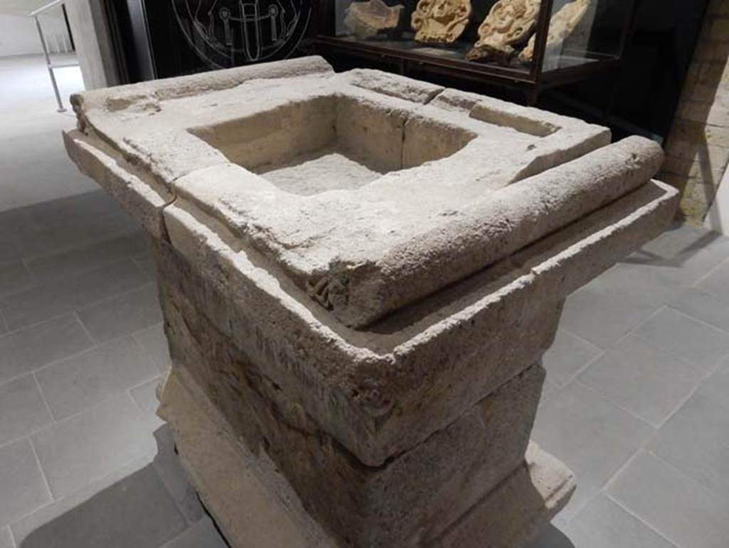 Tempio dionisiaco in località Sant’Abbondio di Pompei. May 2018. Altar top with basin.
Photo courtesy of Buzz Ferebee.
