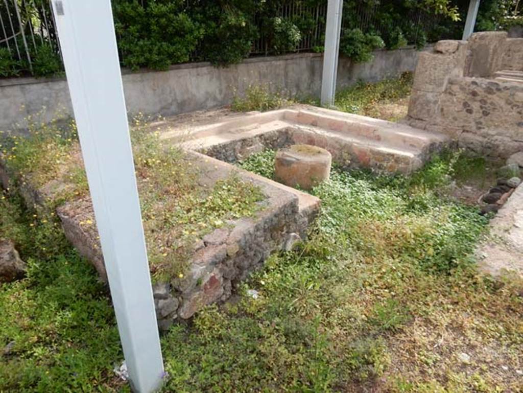 Tempio dionisiaco in località Sant’Abbondio di Pompei. May 2018. Triclinium B (north) and table at north side of ramp.
Photo courtesy of Buzz Ferebee.

