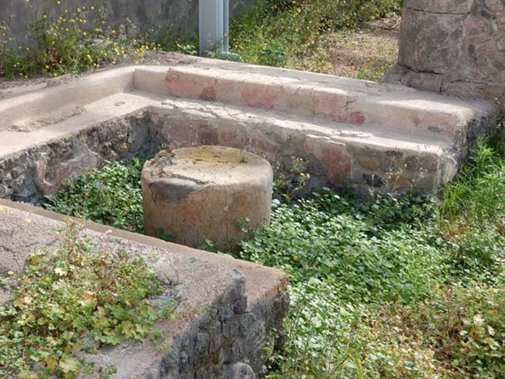 Tempio dionisiaco in località Sant’Abbondio di Pompei. May 2018. Detail of triclinium B and table at north side of ramp.
Photo courtesy of Buzz Ferebee.
