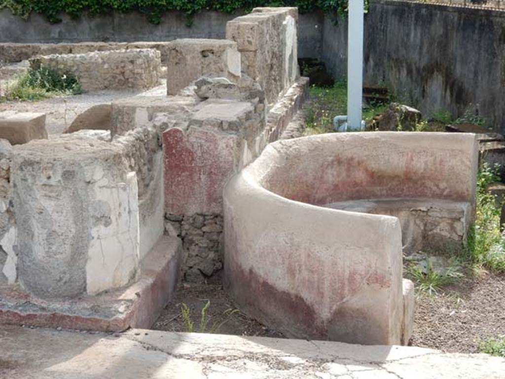 Tempio dionisiaco in località Sant’Abbondio di Pompei. May 2018. Semi-circular bench D on south side of temple.
Photo courtesy of Buzz Ferebee.
