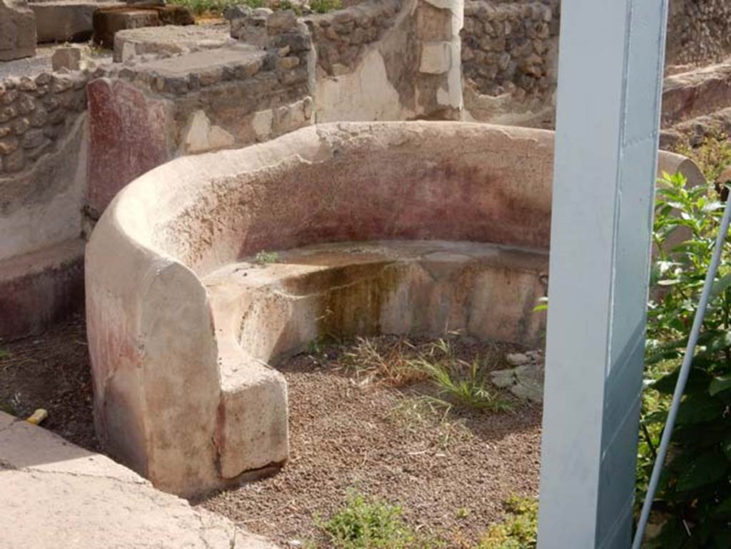 Tempio dionisiaco in località Sant’Abbondio di Pompei. May 2018. Bench D in south-west corner. Photo courtesy of Buzz Ferebee.